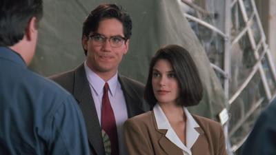 Lois & Clark (s01e09): The Green, Green Glow Of Home Summary - Season 1 