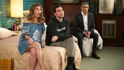 Schitt S Creek S05e02 Love Letters Summary Season 5 Episode 2