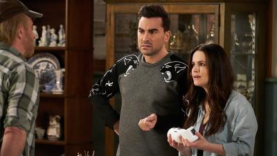 Schitt's Creek (S05E01): The Crowening Summary - Season 5 Episode 1 Guide